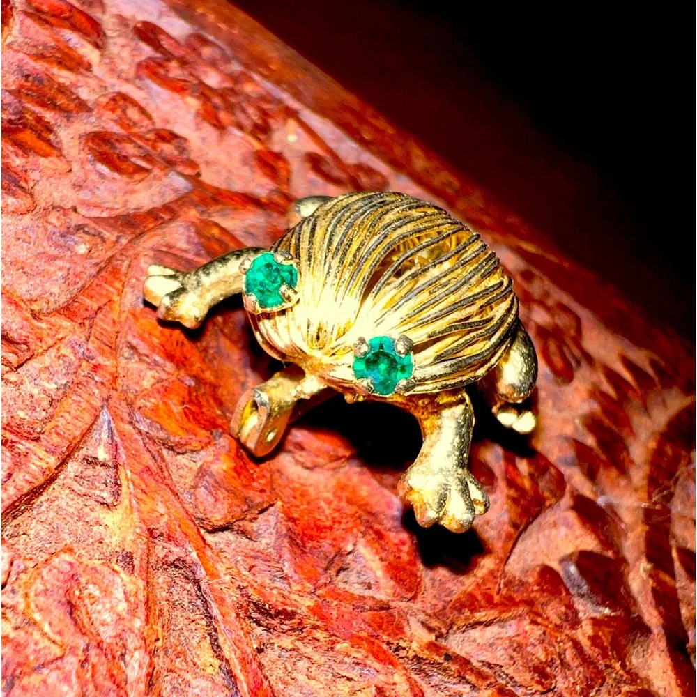 🍀Gold frog‎ 🐸 with jeweled green eyes